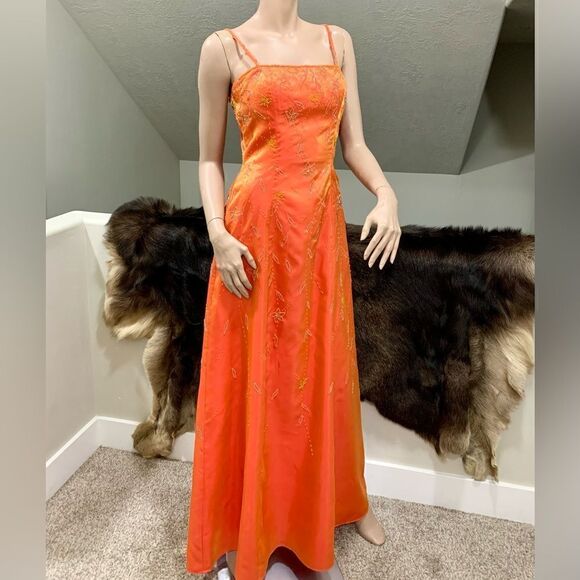 Vintage Style Delicate Hand Beaded Floral Pattern Sleeveless Gown - Picture 4 of 16